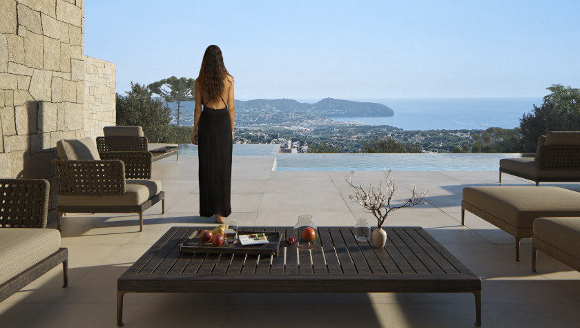 Terrasse mit Infinity-Pool und Panoramablick auf das Meer. Ausgestattet mit Natursteinwänden, großformatigen Bodenfliesen und modernen Designer-Outdoor-Möbeln.