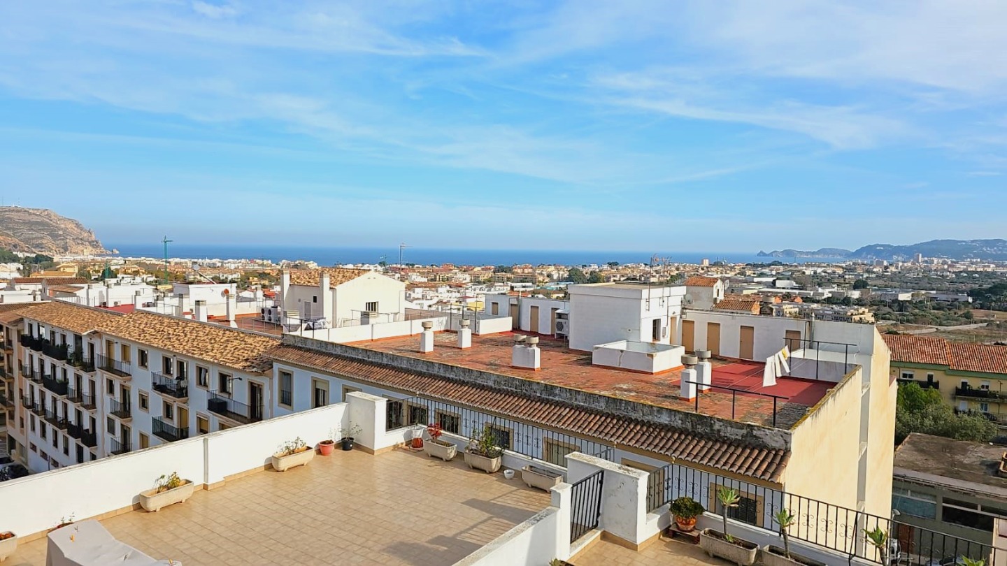 Panoramablick von der gemeinschaftlichen Dachterrasse über die Altstadt von Javea, das Mittelmeer und die umliegenden Berge.