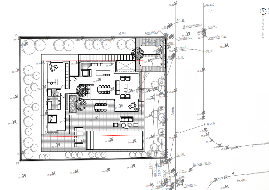 Architektonischer Lageplan des Erdgeschosses mit offenem Wohnkonzept, Master-Suite, Poolterrasse und Doppel-Carport auf einem begrünten Grundstück.