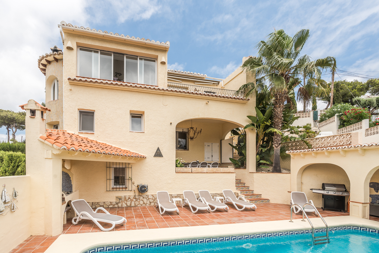 Außenansicht der nach Süden ausgerichteten Villa mit 8x4m Pool, Terrakotta-Terrasse, Sonnenliegen und einer überdachten Naya neben dem Grillbereich.