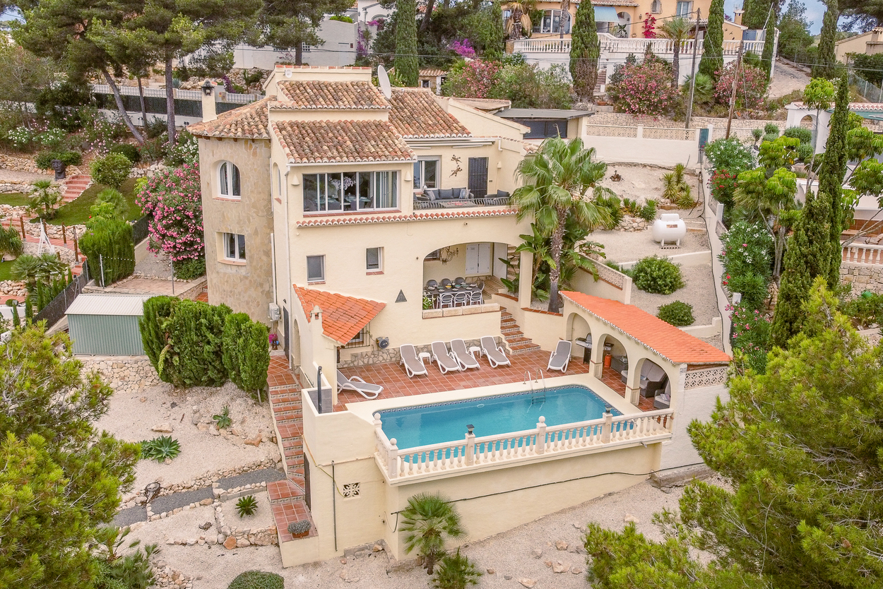 Erhöhte Ansicht der nach Süden ausgerichteten Villa mit 8x4m Pool, Terrakotta-Sonnenterrasse und mehreren überdachten Nayas in gestufter mediterraner Architektur.