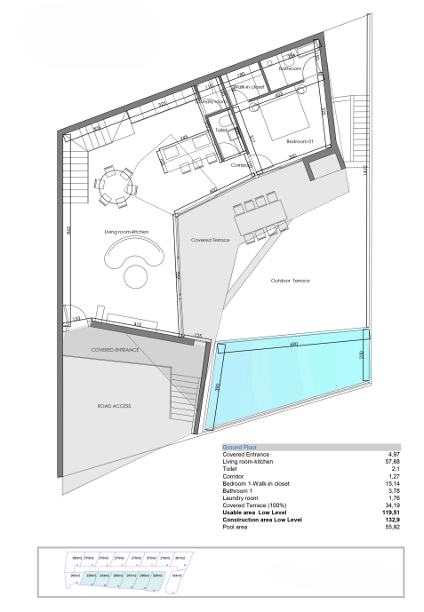 Detaillierter Grundriss des Erdgeschosses mit offenem Wohnbereich, Master-Suite mit Ankleidezimmer und einer weitläufigen Terrasse mit 55 m² privatem Pool.