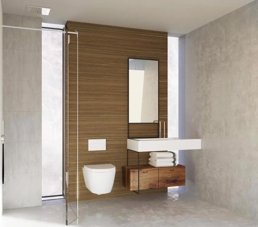 Modernes Badezimmer mit Holzdekor-Wand, schwebendem Waschtisch und wandhängendem WC. Inklusive Glasduschwand und natürlichem Lichteinfall durch einen vertikalen Fensterschlitz.