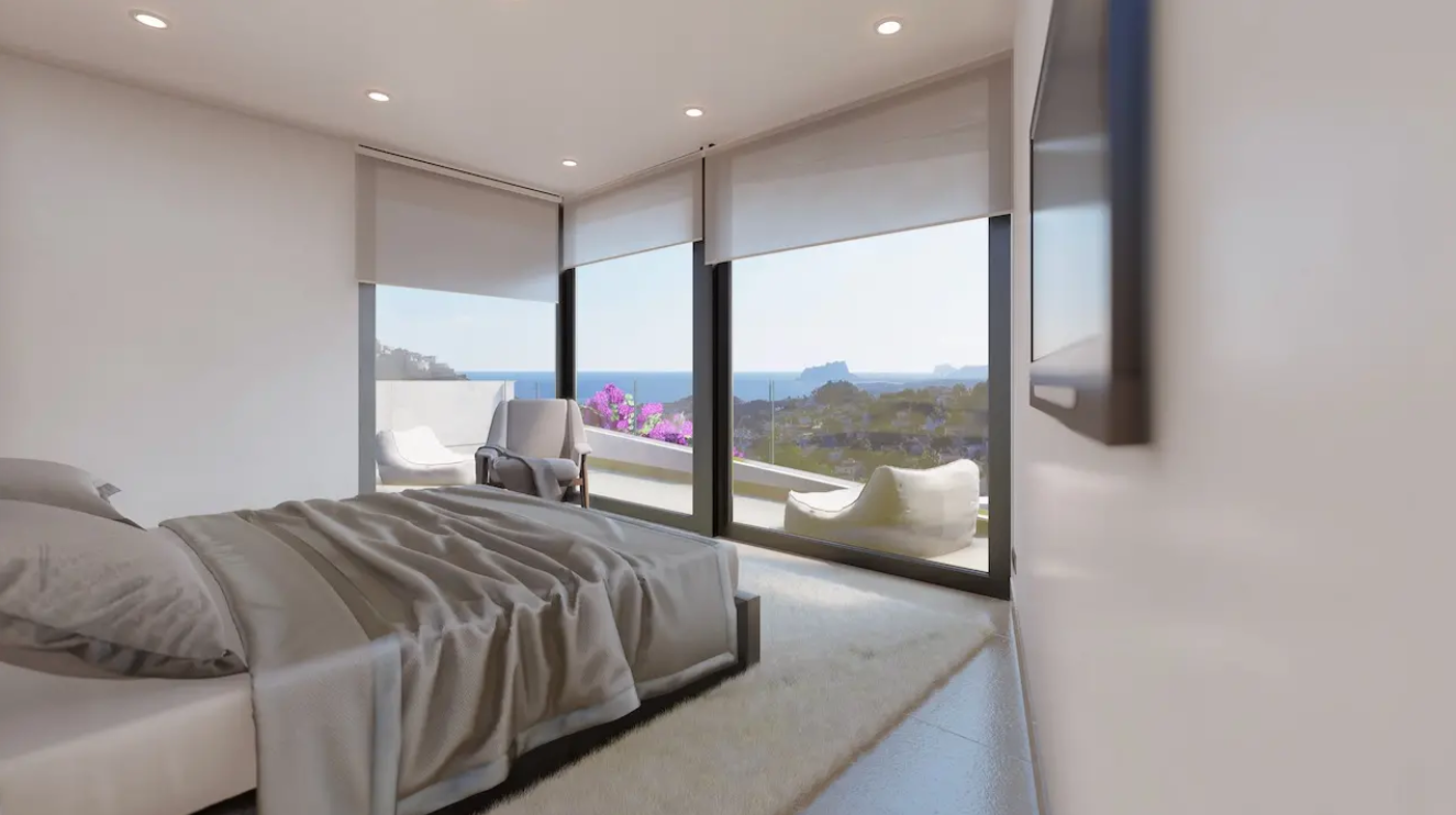 Modernes Schlafzimmer mit bodentiefen Fenstern, Panoramablick auf das Mittelmeer und den Peñón de Ifach sowie direktem Zugang zur privaten Terrasse.