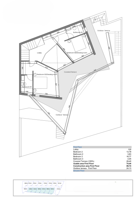 Technischer Grundriss des ersten Obergeschosses mit zwei Schlafzimmern en Suite, Ankleidebereichen sowie großzügigen überdachten und offenen Terrassen.