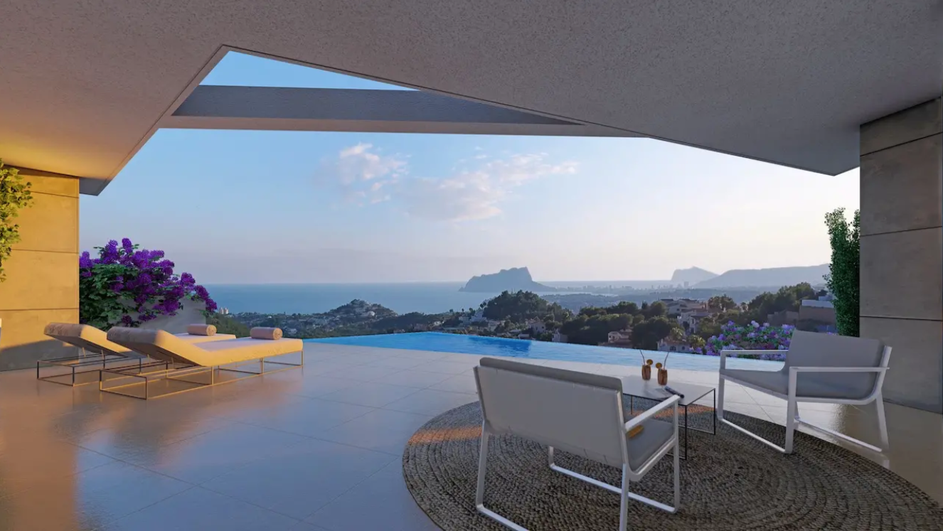 Terrasse mit Infinity-Pool und Panoramablick auf das Mittelmeer und den Peñón de Ifach. Ausgestattet mit modernen Liegen und einem überdachten Loungebereich.