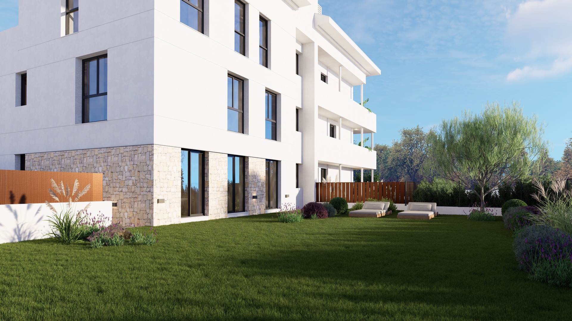 Moderne weiße Fassade mit Natursteinakzenten im Erdgeschoss, ergänzt durch einen privaten gepflegten Rasen und Gartenbereich mit Sonnenliegen.