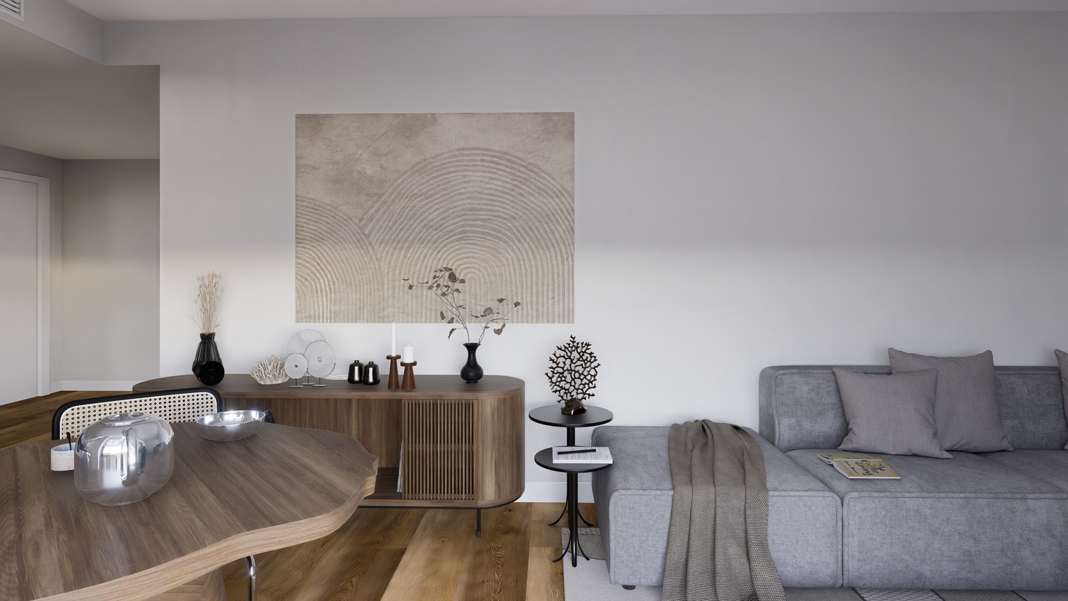 Moderner Wohnbereich mit grauem Modulsofa, geschwungenem Holz-Sideboard mit Lamellen und einem großen strukturierten Wandbild auf Eichenparkett.