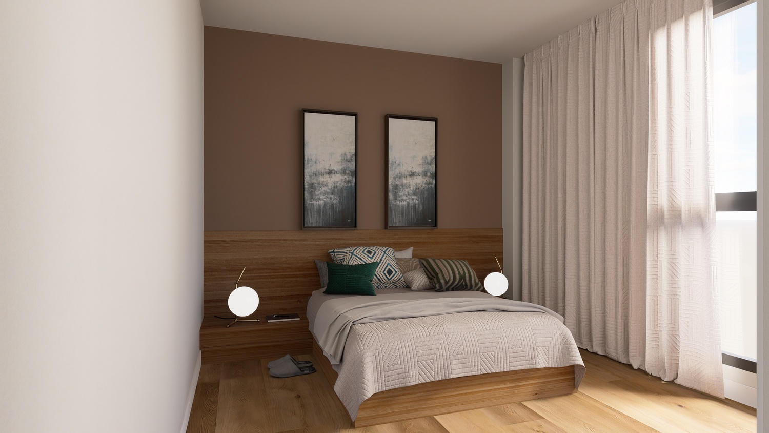 Schlafzimmer mit integriertem Holzkopfteil, erdfarbener Akzentwand und bodentiefen Vorhängen. Natürlicher Holzboden und kugelförmige Designer-Nachttischlampen.