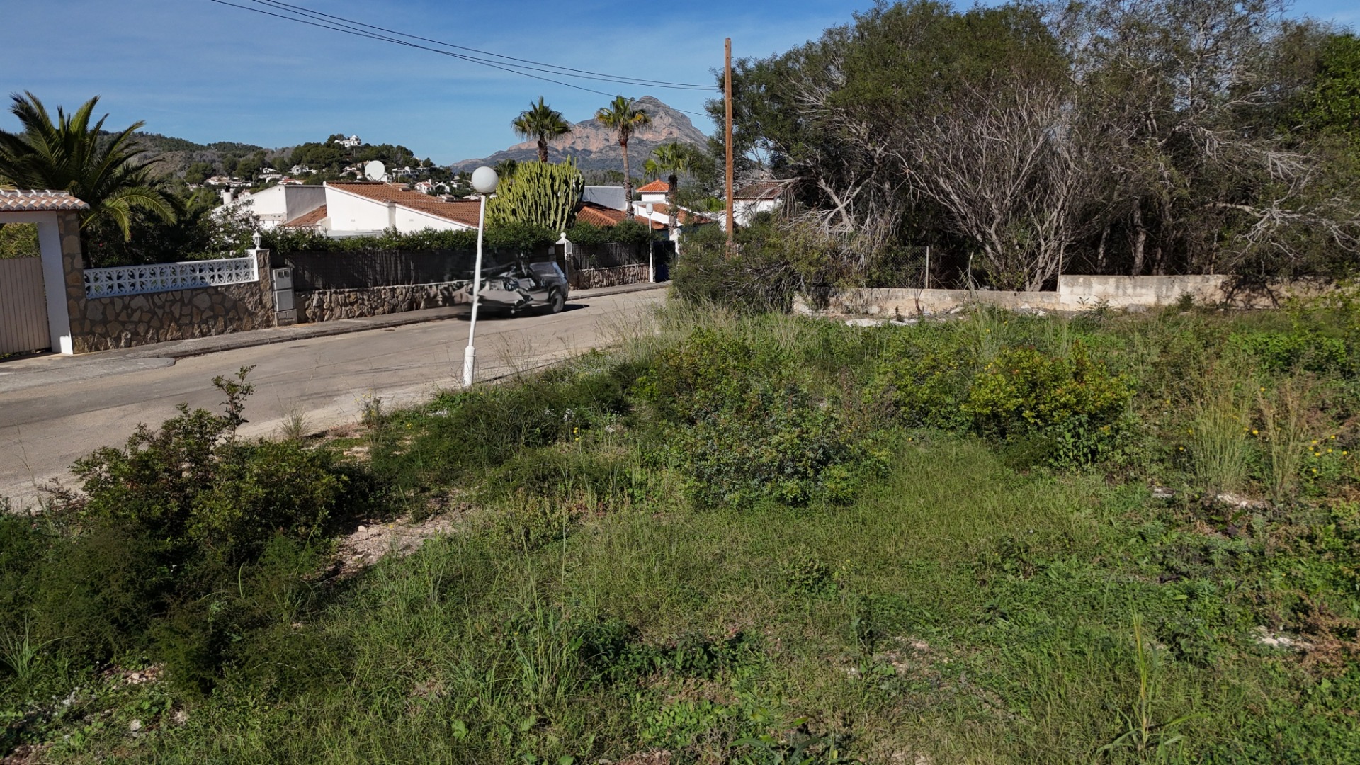 Ebenes Baugrundstück in Pinosol, Jávea, mit direktem Straßenzugang und freiem Blick auf den Berg Montgó in einer ruhigen Wohngegend.