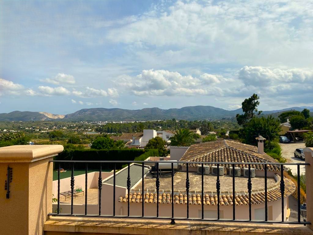 Panoramablick auf die mediterrane Landschaft und Berge von der Terrasse mit ihrem traditionellen schmiedeeisernen Geländer.