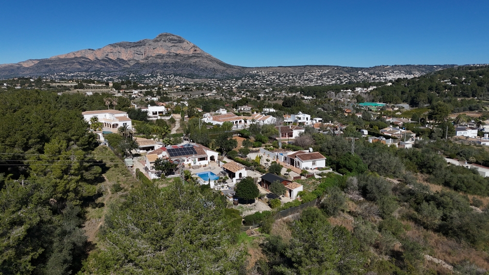 Luftaufnahme des 4.600 m² großen Anwesens in Jávea mit zwei unabhängigen Villen, privaten Pools und Solaranlagen vor der Kulisse des Montgó.