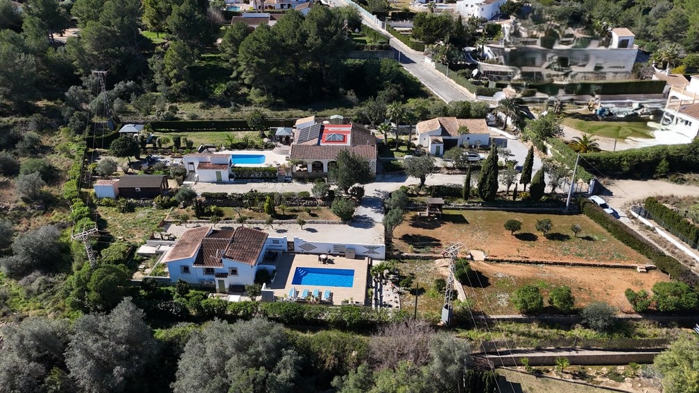 Luftaufnahme des 4.600 m² großen Grundstücks mit zwei unabhängigen Villen, privaten Pools, einer Holzhütte und dem Haupthaus mit Solaranlage und Glaskuppel.