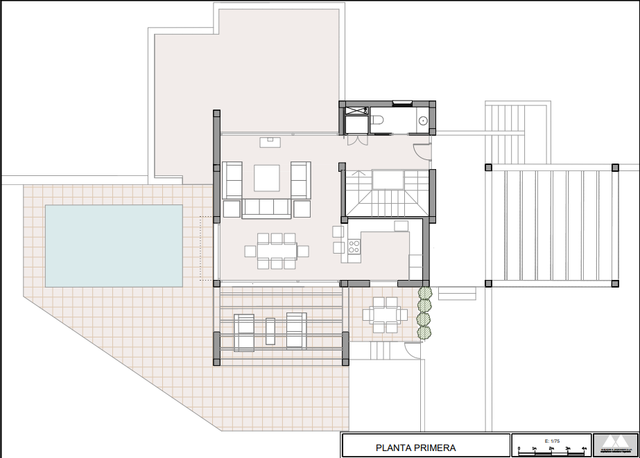 Detaillierter Grundriss des ersten Stocks mit offenem Wohn- und Essbereich, Küche, Bad sowie weitläufiger Terrasse mit privatem Pool und Außenbereichen.