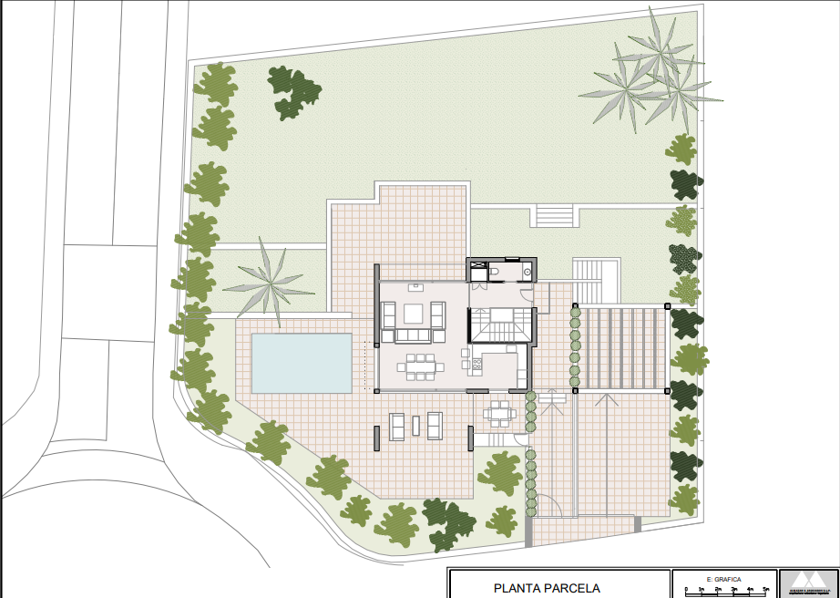 Detaillierter Lageplan des 1.000 m² großen Grundstücks mit Darstellung des Erdgeschosses, des privaten Pools, der weitläufigen Terrassen und der Gartenanlage.