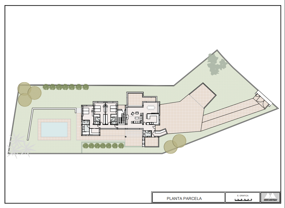 Detaillierter Lageplan der Villa auf dem 1.528 m² großen Grundstück, der den Pool, die Terrassen, die Einfahrt und die Raumaufteilung des Erdgeschosses zeigt.