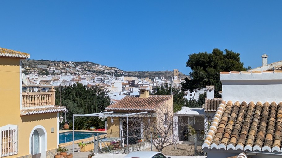 Panoramablick von der oberen Terrasse auf die Altstadt von Javea, mit traditionellen Ziegeldächern, dem privaten Pool und der umliegenden Hügellandschaft.