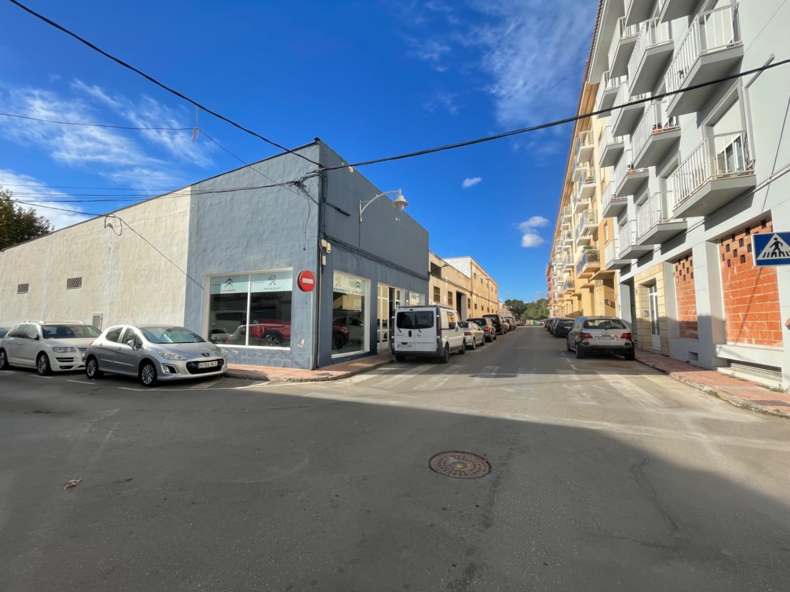 Außenansicht des Eckgeschäftslokals mit großen Schaufenstern und direktem Straßenzugang in einer belebten Gegend von Jávea.