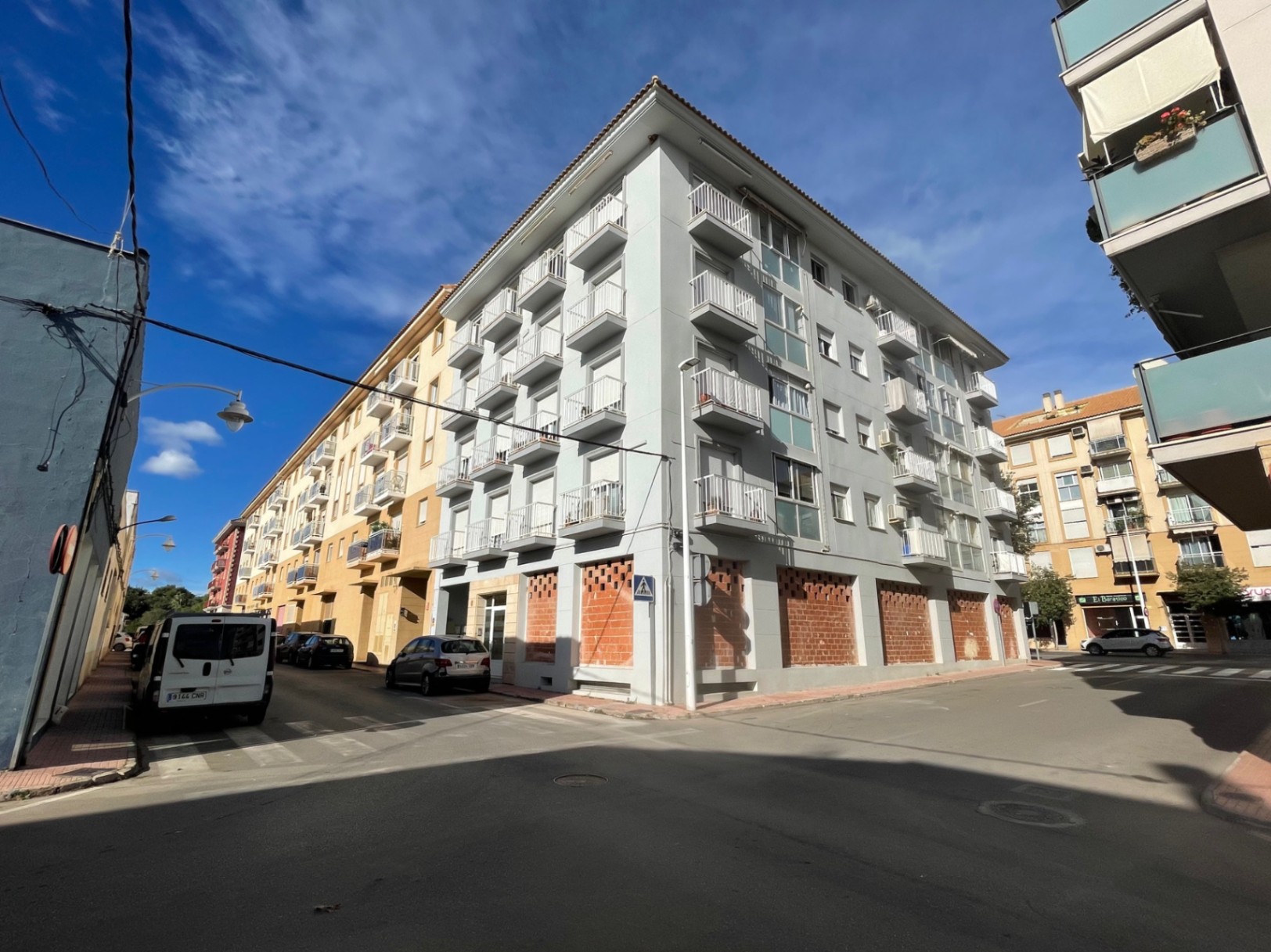Eckgebäude an der Avenida Palmela mit Gewerbefläche im Erdgeschoss. Die strategische Lage bietet hohe Sichtbarkeit und Potenzial für großzügige Schaufensterfronten.