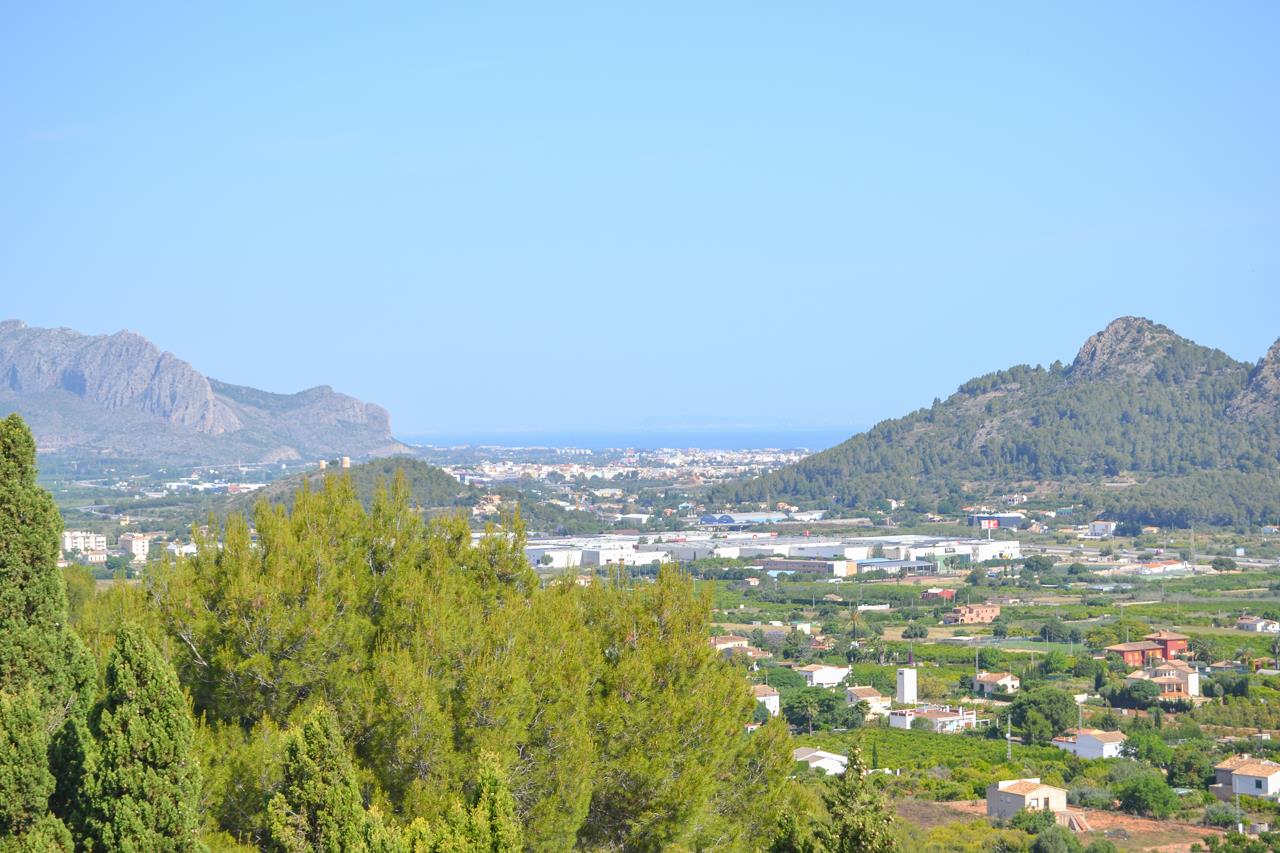 Panoramablick von der Immobilie über das Tal bis hin zum Mittelmeer am Horizont, eingerahmt von Bergen und einheimischen Pinien.