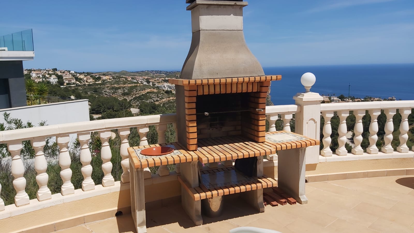 Backsteingrill mit Blick auf das Mittelmeer von der Terrasse in Cumbre del Sol.