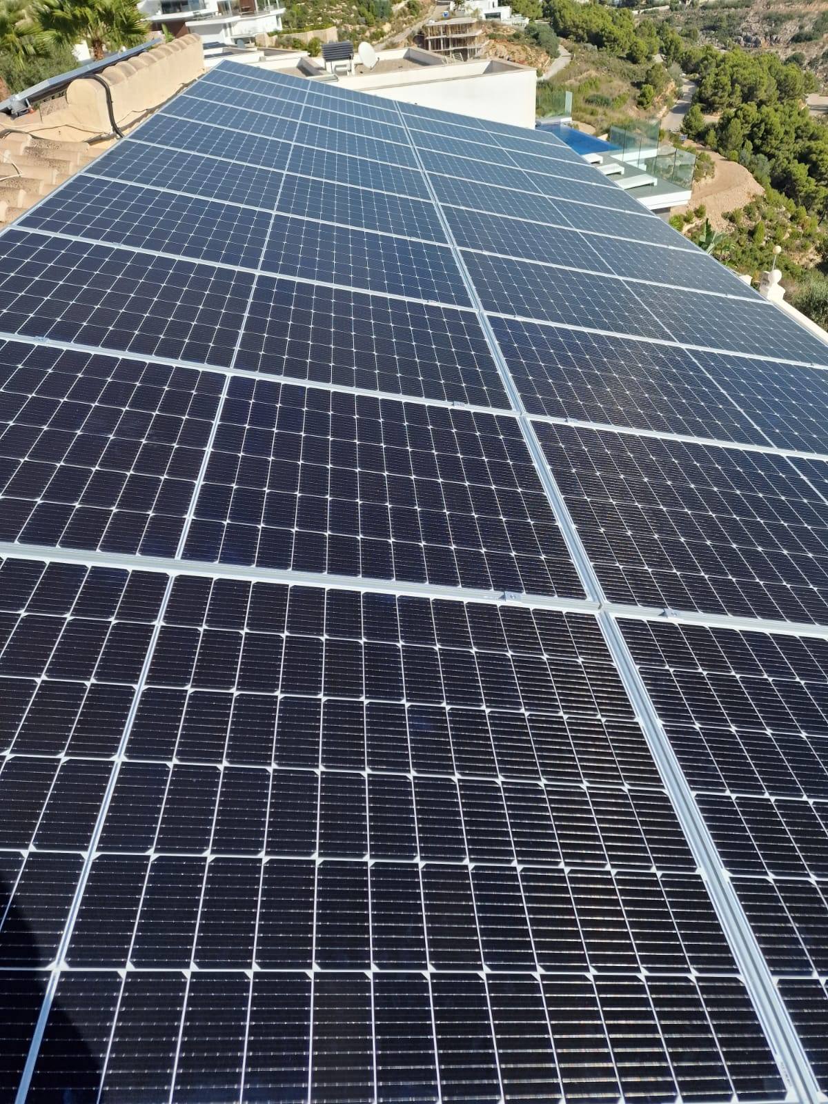 Detailansicht von Solarmodulen auf dem Dach, nachhaltige Energie.