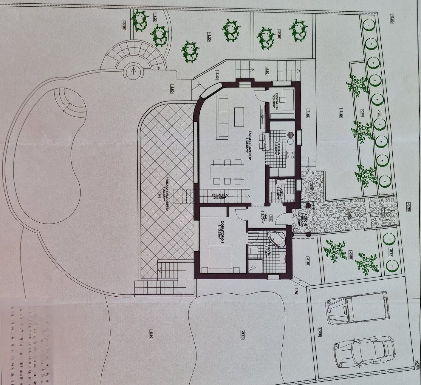 Detaillierter Architekturgrundriss einer Villa mit Pool, Garten und Parkplatz. Innenaufteilung mit Wohnzimmer, Küche und Schlafzimmern.