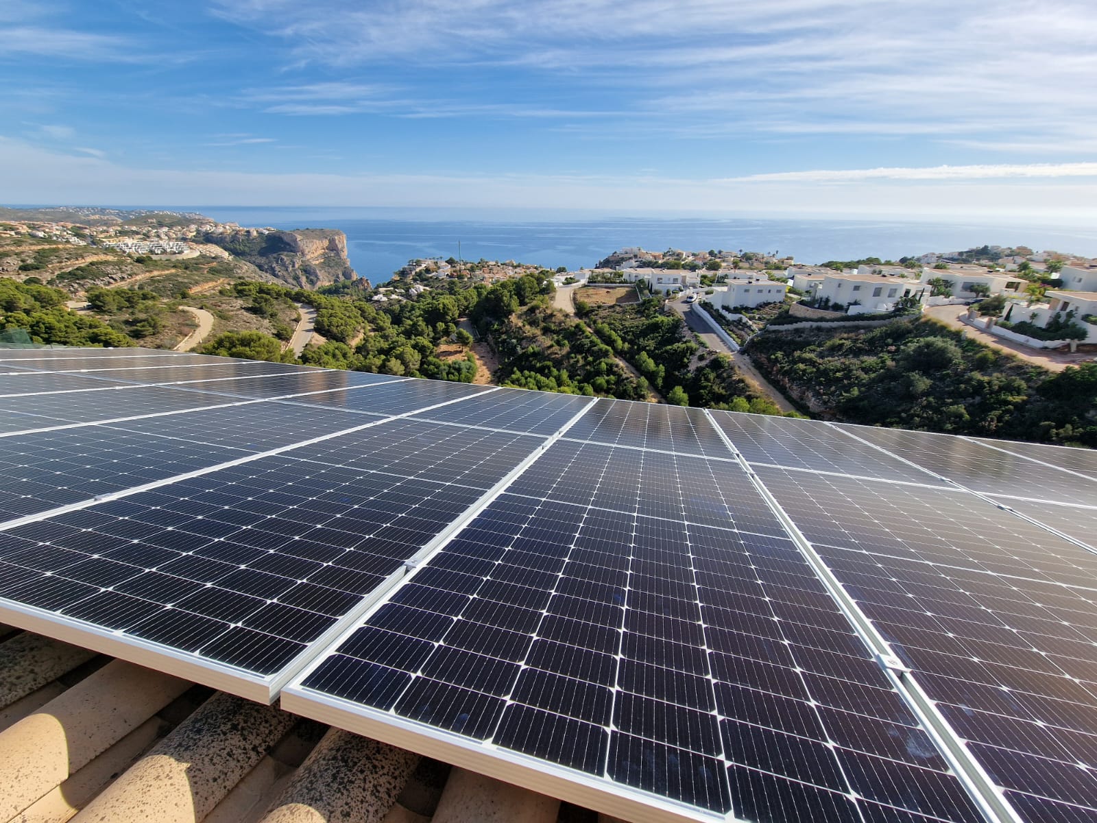 Solarpaneele mit Meerblick in Cumbre del Sol, Benitachell. Nachhaltige Energie mit Küstenlandschaft.