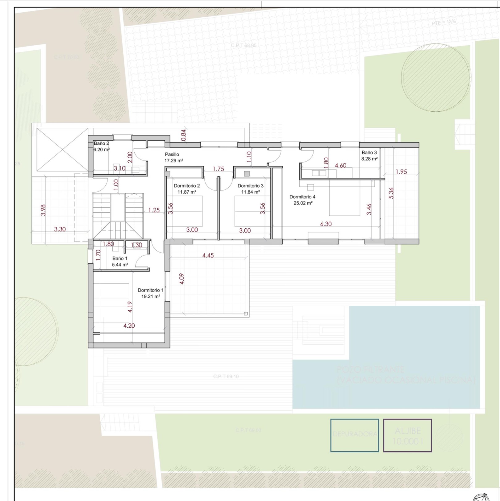 Detaillierter Grundriss des Obergeschosses mit der Aufteilung von vier Schlafzimmern, drei Badezimmern und dem Zugang zur Terrasse mit Infinity-Pool.