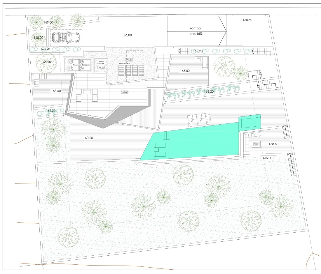 Architektonischer Lageplan der Außenanlagen mit Darstellung des Pools, der Gartenbereiche, der Solarpaneele und der Garagenzufahrt.