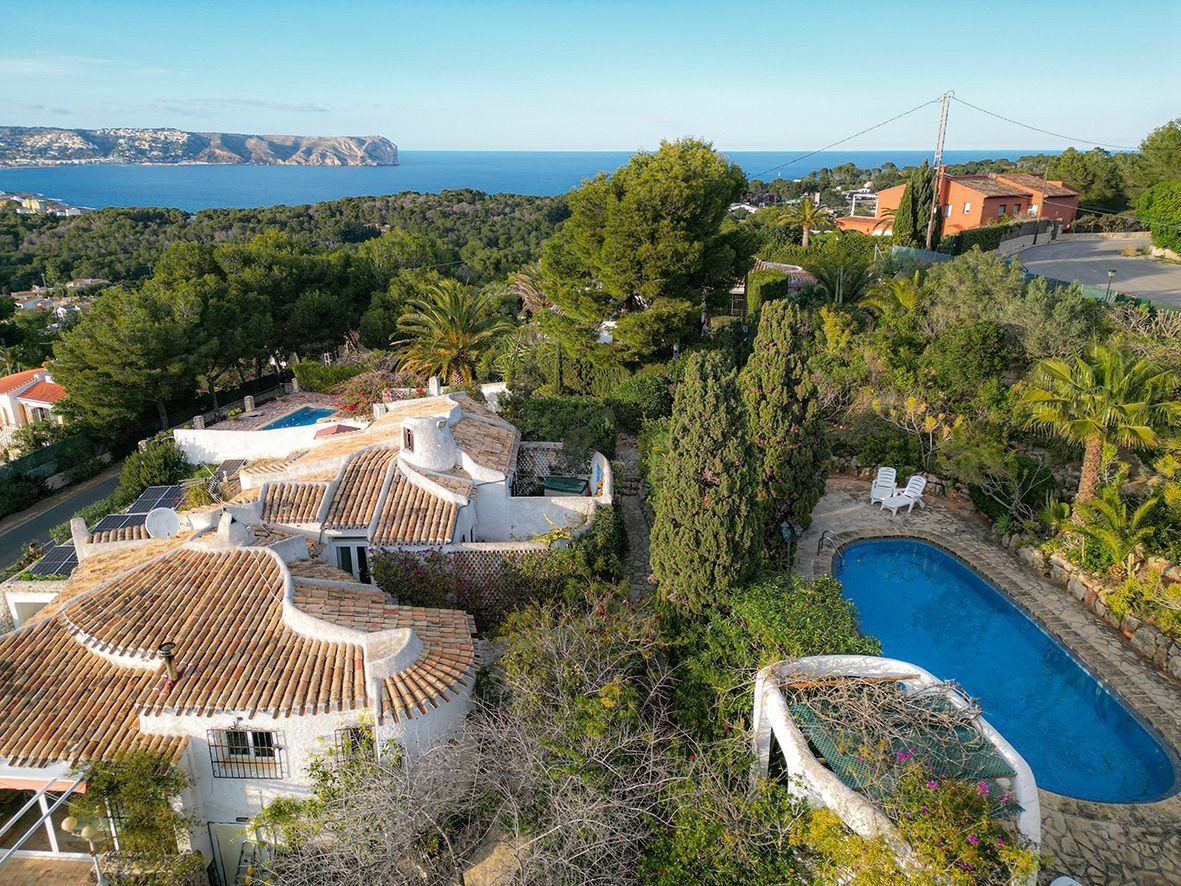 Luftaufnahme der traditionellen Villa mit Ziegeldächern, privatem Pool und weitem Panoramablick auf das Mittelmeer und die Küste.