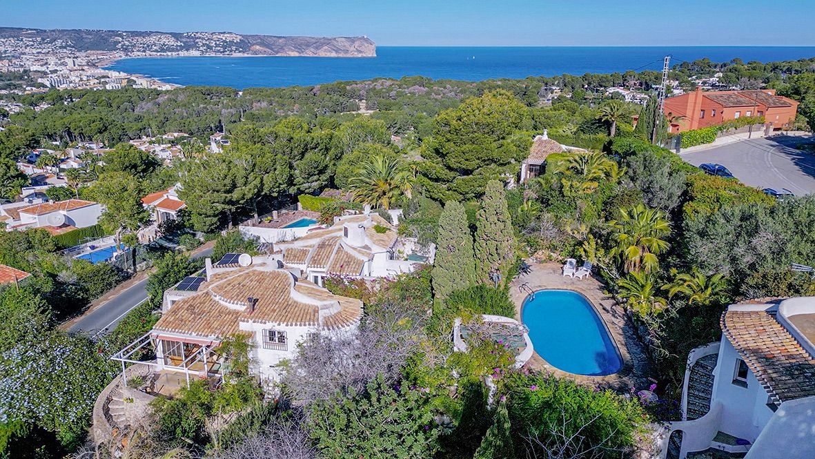 Luftaufnahme des Anwesens in Portichol mit Terrakottadächern, Solarmodulen, privatem Pool und Panoramablick auf die Bucht von Javea und das Mittelmeer.